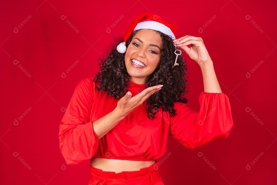 Menina Do Natal No Chapéu De Papai Noel Segurando As Chaves Da Casa Isoladas.