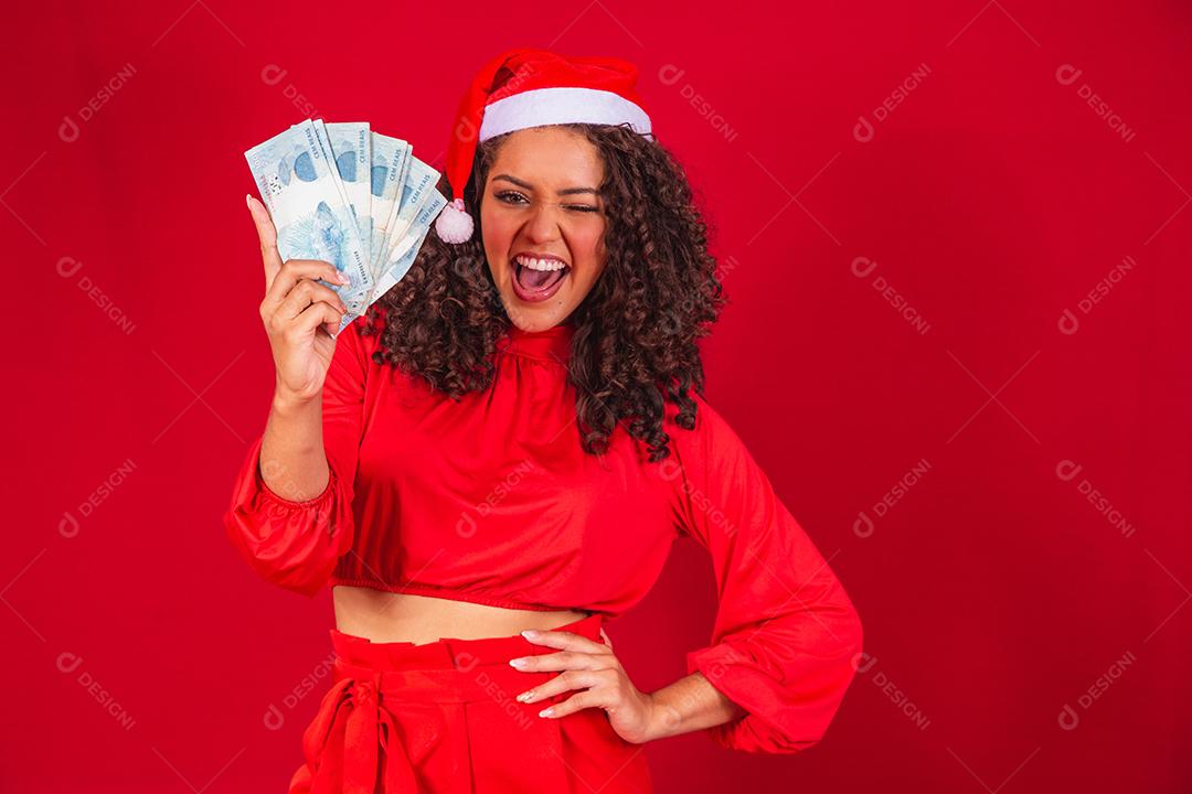 Mulher afro contando notas de dinheiro brasileiras. Notas reais. notas de 100 reais. Conceito de poupança para o final do ano