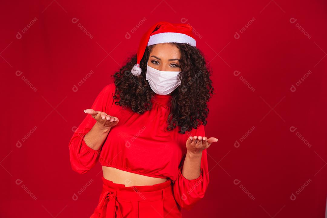 jovem papai noel com chapéu de natal usando máscara salva de vírus de coronavírus covid-19 isolada