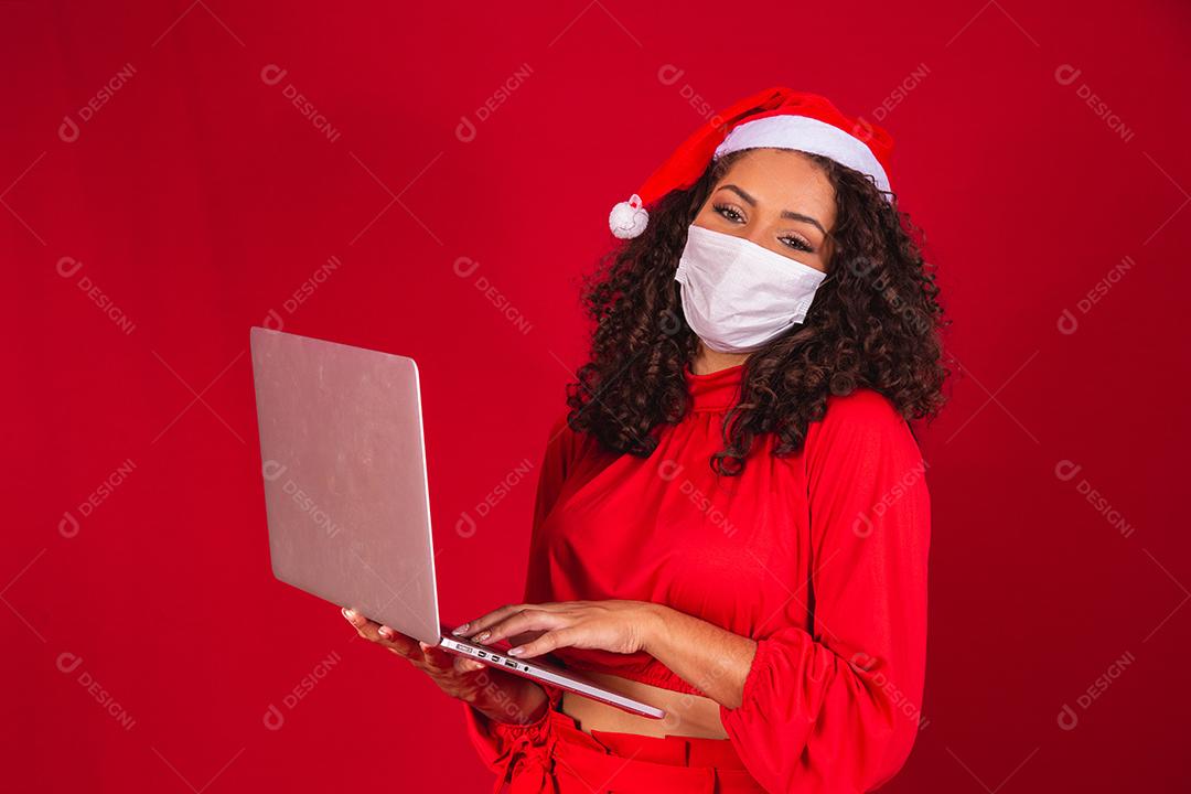 Jovem afro-americana comemorando o Natal em casa devido à epidemia de coronavírus