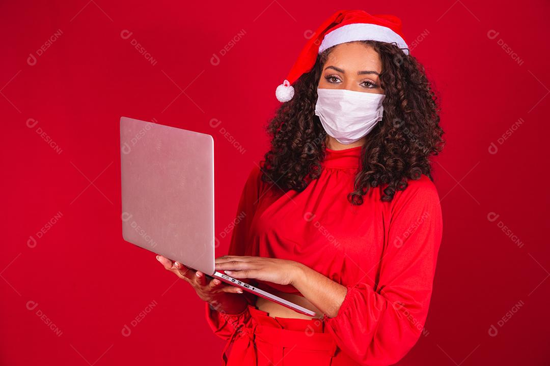 Jovem afro-americana comemorando o Natal em casa devido à epidemia de coronavírus