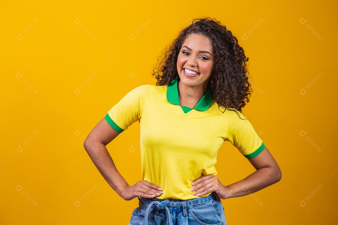 Torcedora do Brasil , mulher brasileira de cabelo encaracolado comemorando