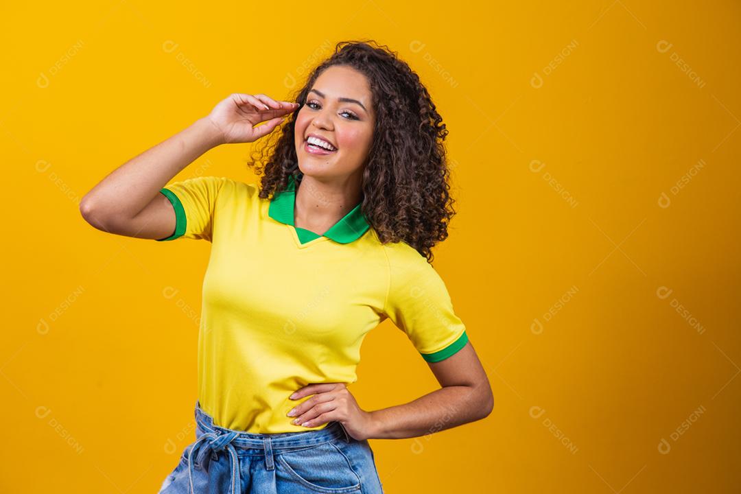Torcedora do Brasil, mulher brasileira de cabelo encaracolado comemorando