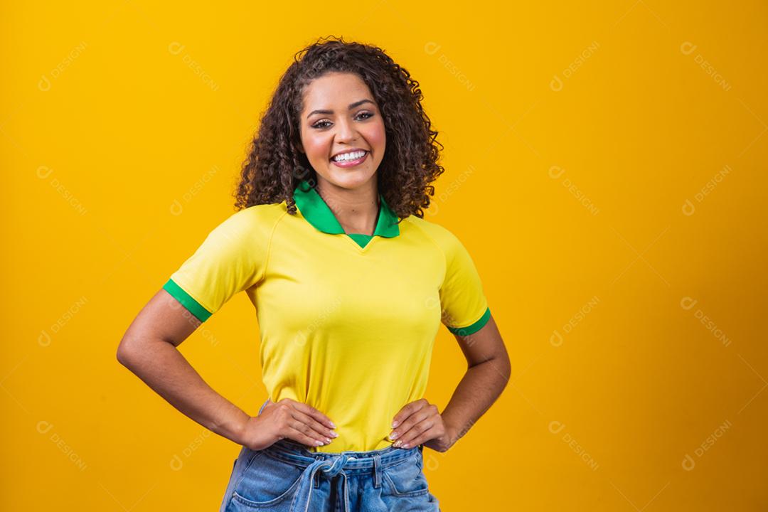 Torcedora do Brasil, mulher brasileira de cabelo encaracolado comemorando