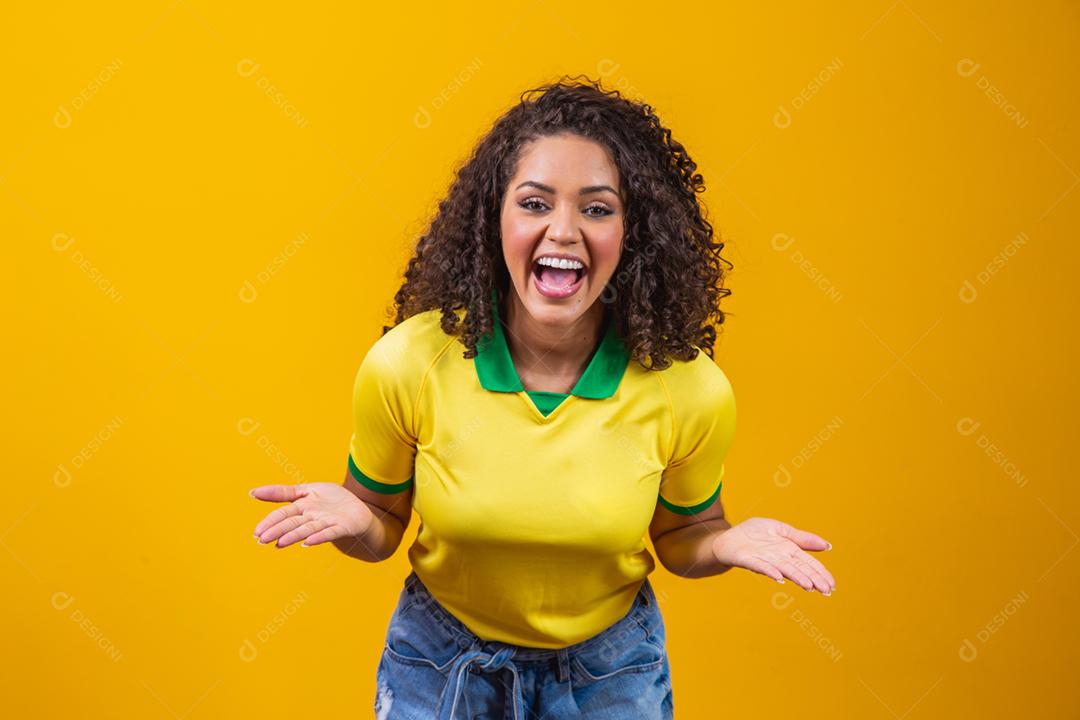 Torcedora do Brasil, mulher brasileira de cabelo encaracolado comemorando
