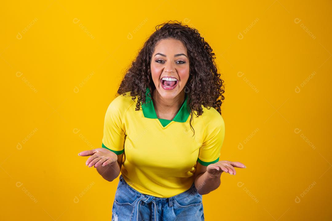 Torcedora do Brasil, mulher brasileira de cabelo encaracolado comemorando