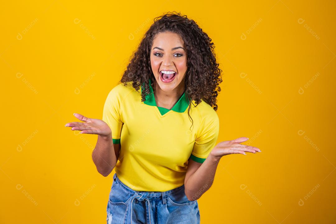 Torcedora do Brasil, mulher brasileira de cabelo encaracolado comemorando