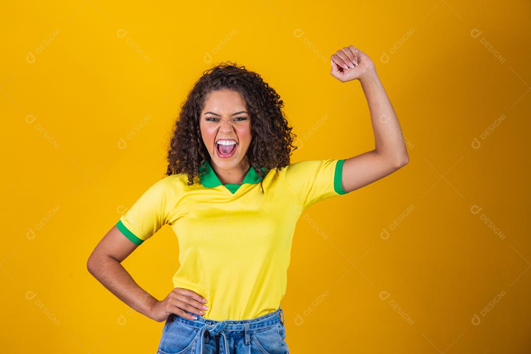 Torcedora do Brasil, mulher brasileira de cabelo encaracolado comemorando