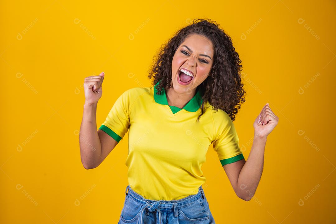 Torcedora do Brasil, mulher brasileira de cabelo encaracolado comemorando
