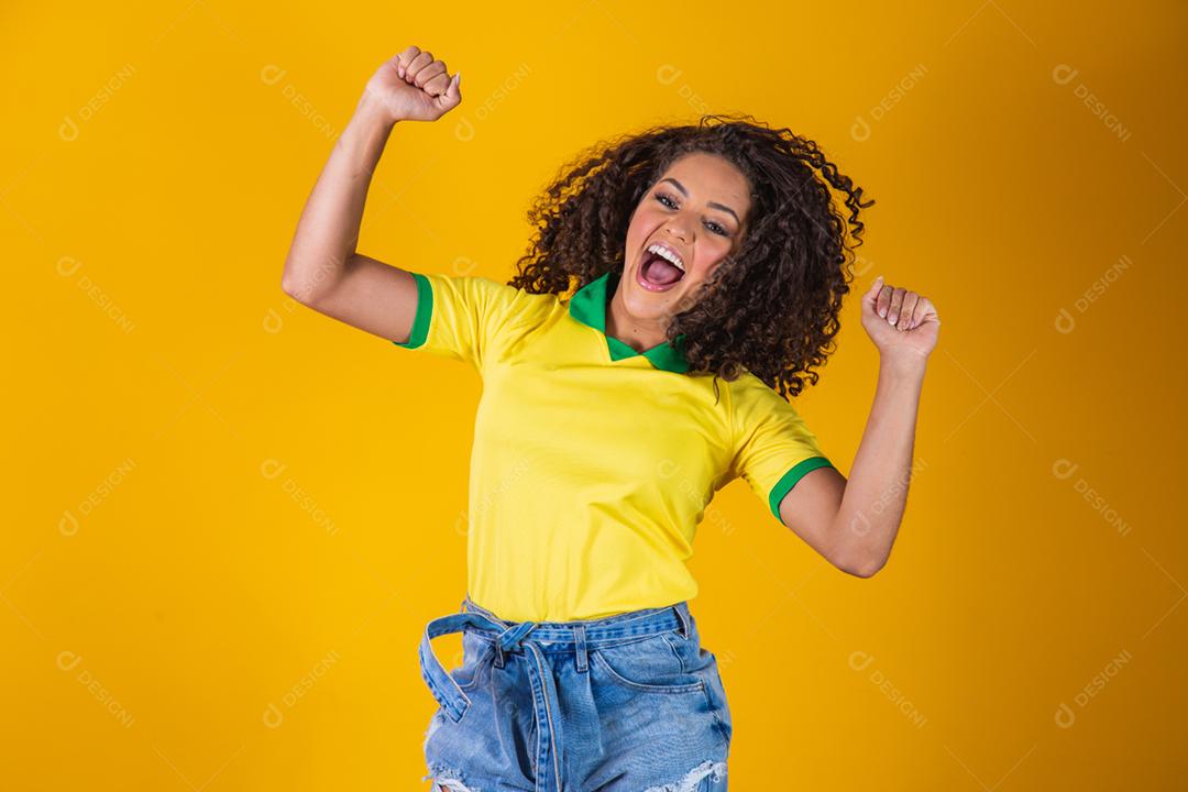Fã brasileira. Pulando para comemorar, torcedora brasileira comemorando