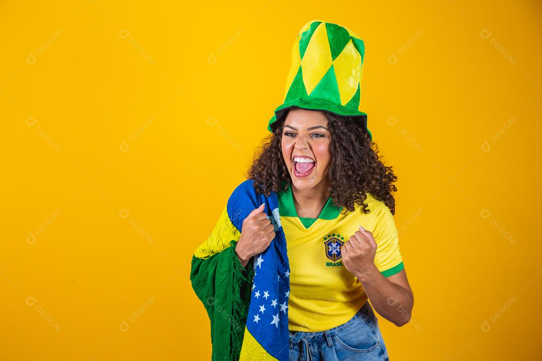 Fã brasileira comemorarando resultados positivos das partidas