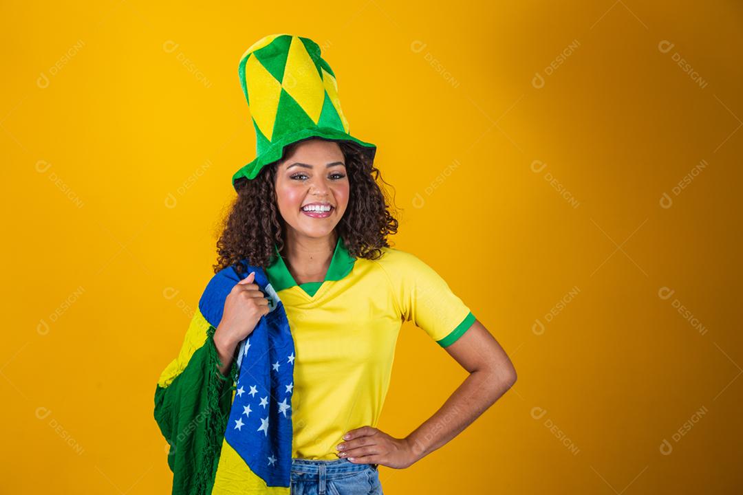 Fã brasileira comemorarando resultados positivos das partidas