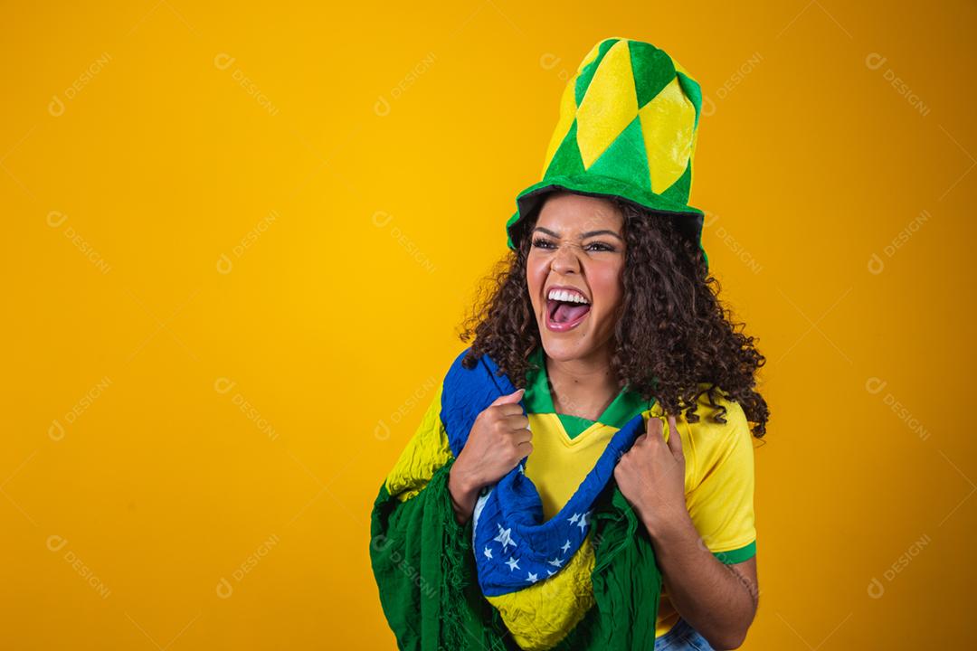 Fã brasileira comemorarando resultados positivos das partidas