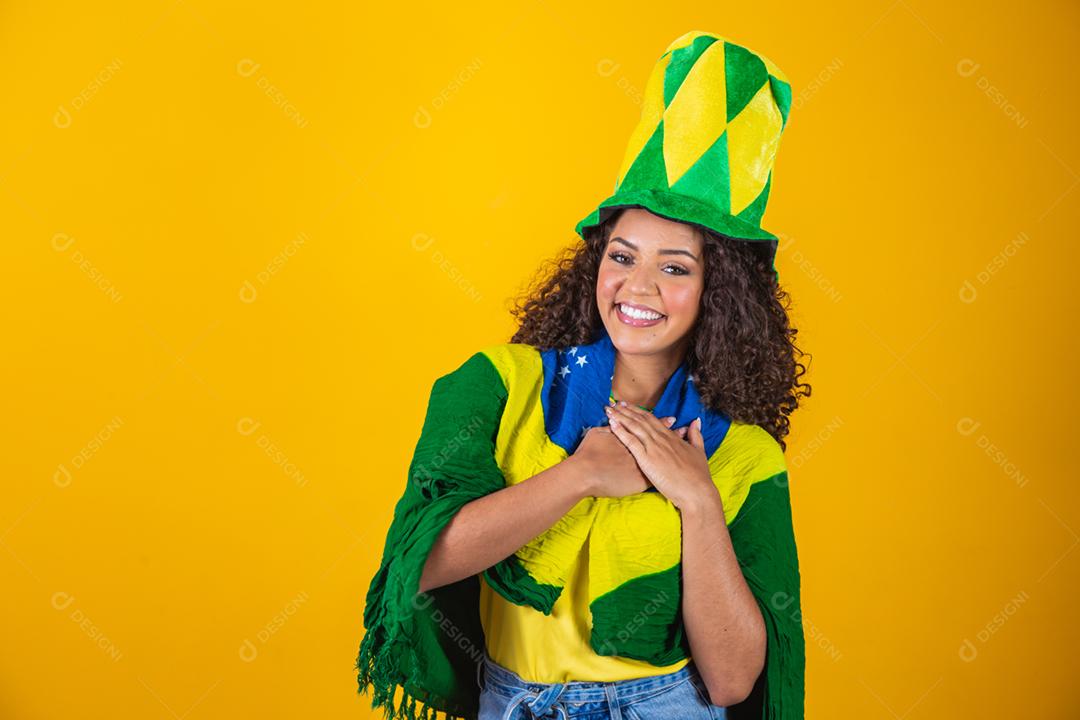 Fã brasileira comemorarando resultados positivos das partidas