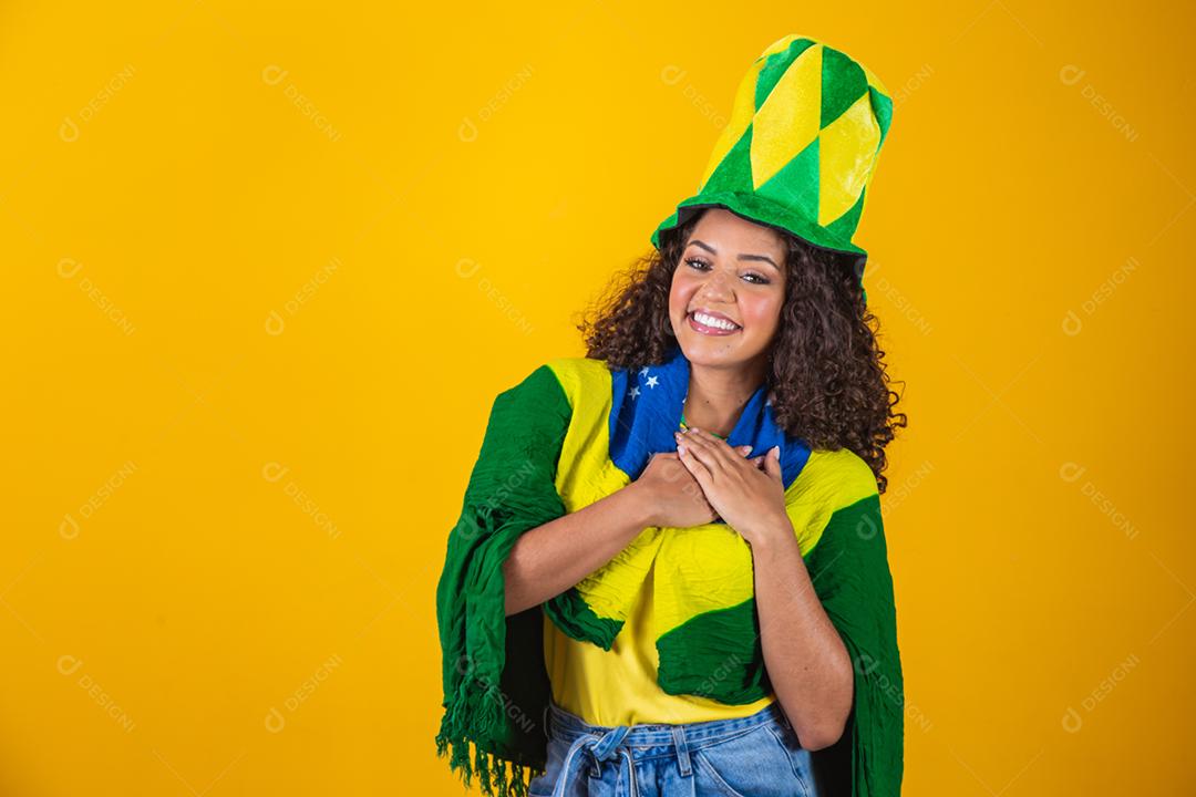 Mulher afro com mão no coração com sinal de gratidão e patriota