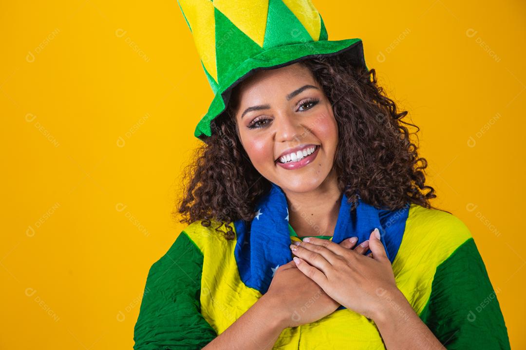 Mulher afro com mão no coração com sinal de gratidão e patriota