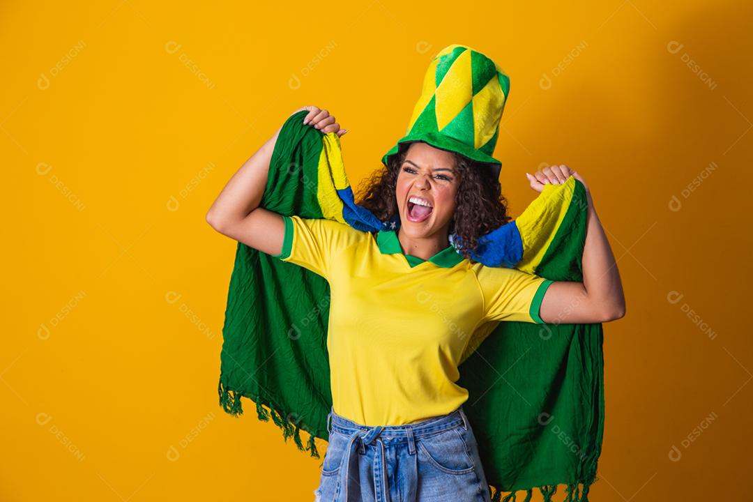 Garota afro torcendo pelo time brasileiro, segurando bandeira nacional
