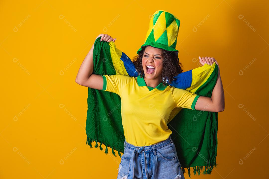 Garota afro torcendo pelo time brasileiro, segurando bandeira nacional