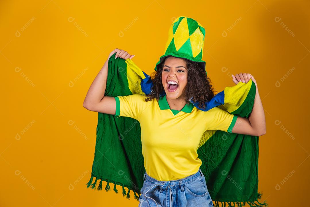 Garota afro torcendo pelo time brasileiro, segurando bandeira nacional