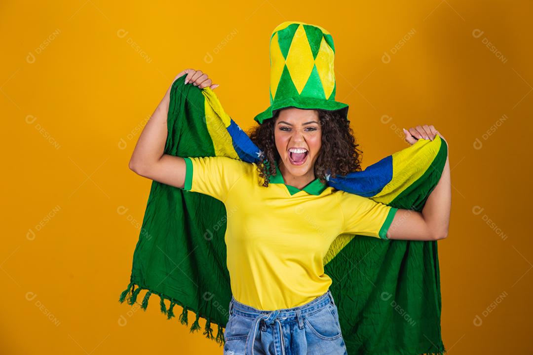 Garota afro torcendo pelo time brasileiro, segurando bandeira nacional
