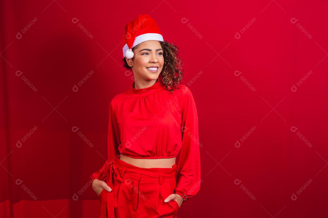 Feche a foto de uma jovem afro usando chapéu de papai noel