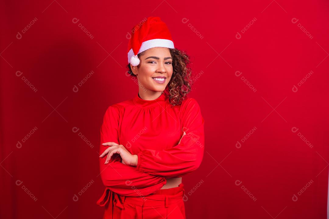 mulher afro sorrindo para a câmera em fundo vermelho
