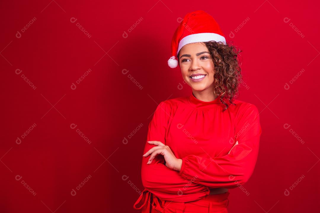 mulher afro sorrindo para a câmera em fundo vermelho