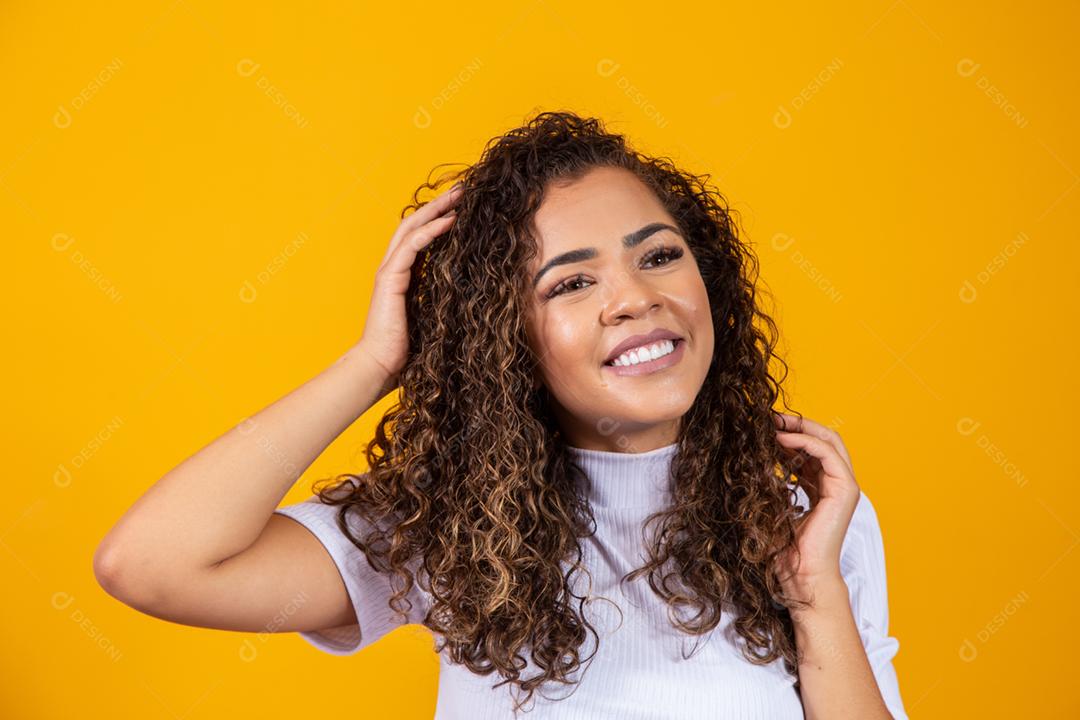 Retrato da beleza da mulher afro-americana com penteado afro