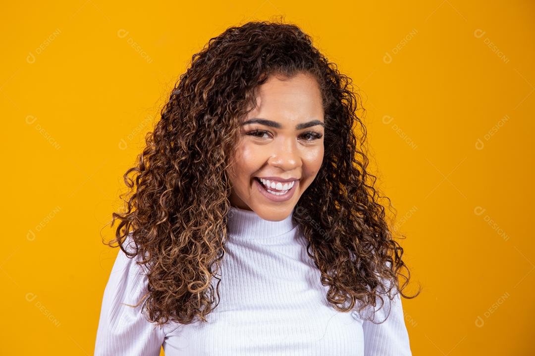 Retrato da beleza da mulher afro-americana com penteado afro