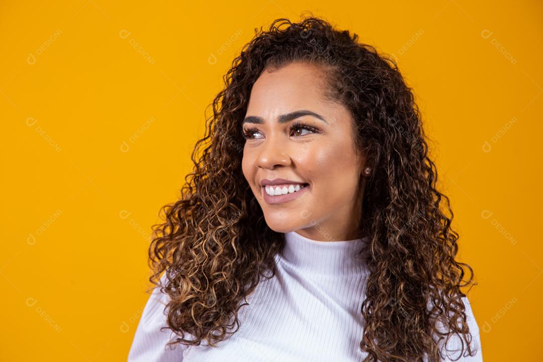 Retrato da beleza da mulher afro-americana com penteado afro