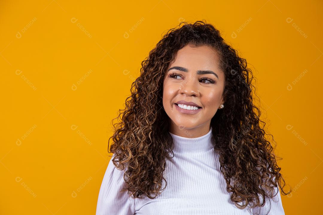 Retrato da beleza da mulher afro-americana com penteado afro