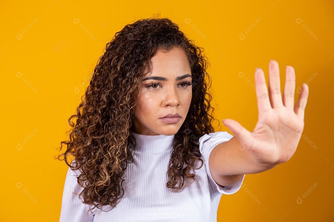 Feche o retrato de uma jovem africana séria mostrando parada