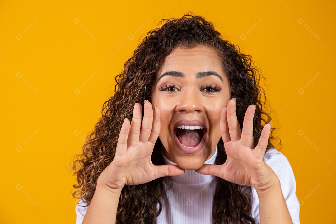 mulher expressiva uau. jovem surpreendida pelos preços baixos.