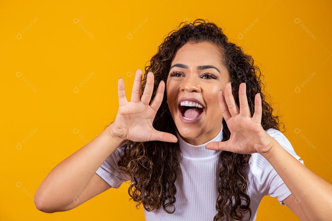 mulher expressiva uau. jovem surpreendida pelos preços baixos.