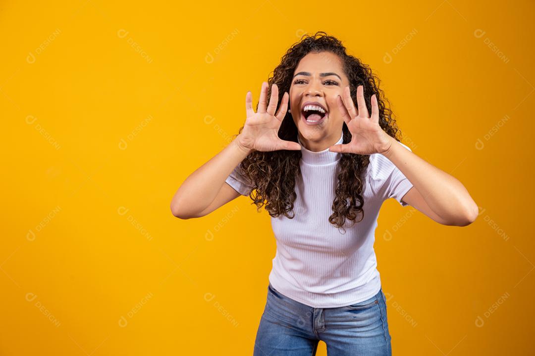 mulher expressiva uau. jovem surpreendida pelos preços baixos.