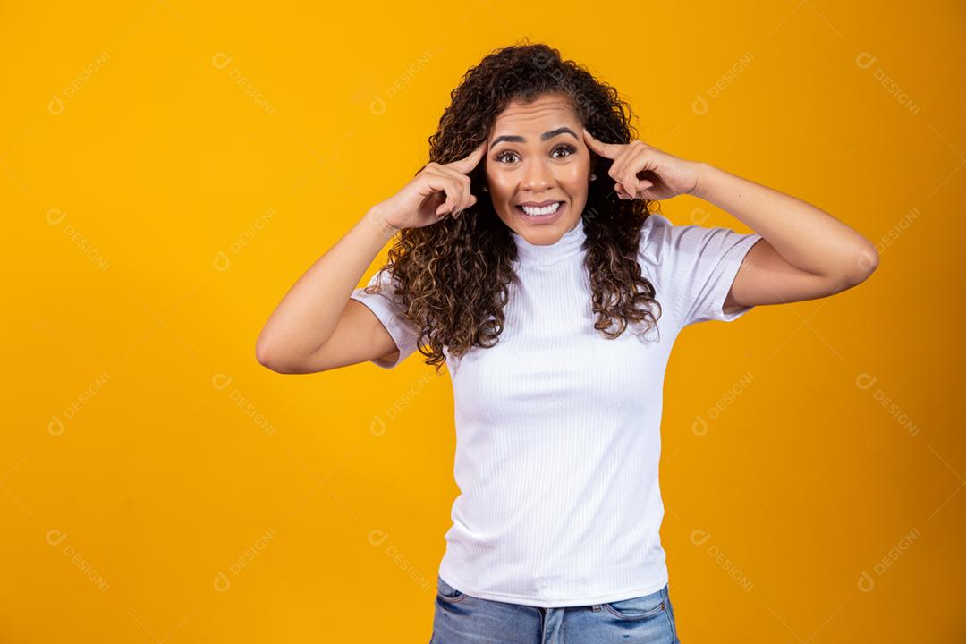 Linda jovem estudante adolescente sonhando pensando olhando