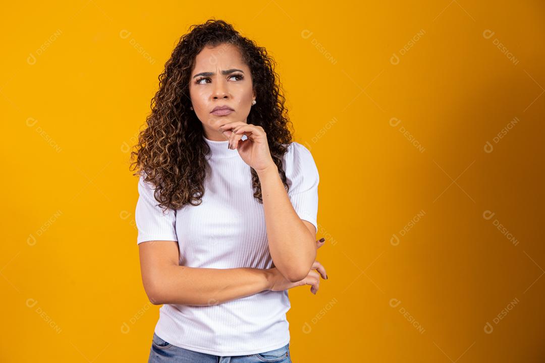 Linda jovem estudante adolescente sonhando pensando olhando