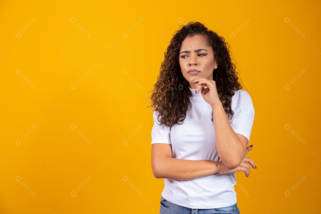 Linda jovem estudante adolescente sonhando pensando olhando