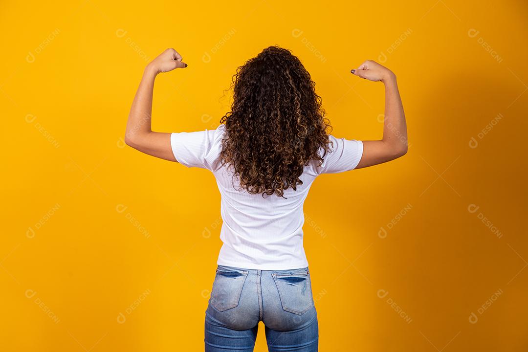 Mulher forte mostrando os músculos do braço