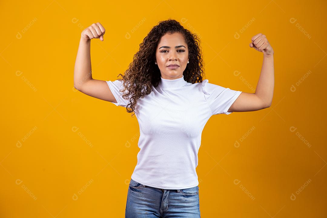 Mulher forte mostrando os músculos do braço