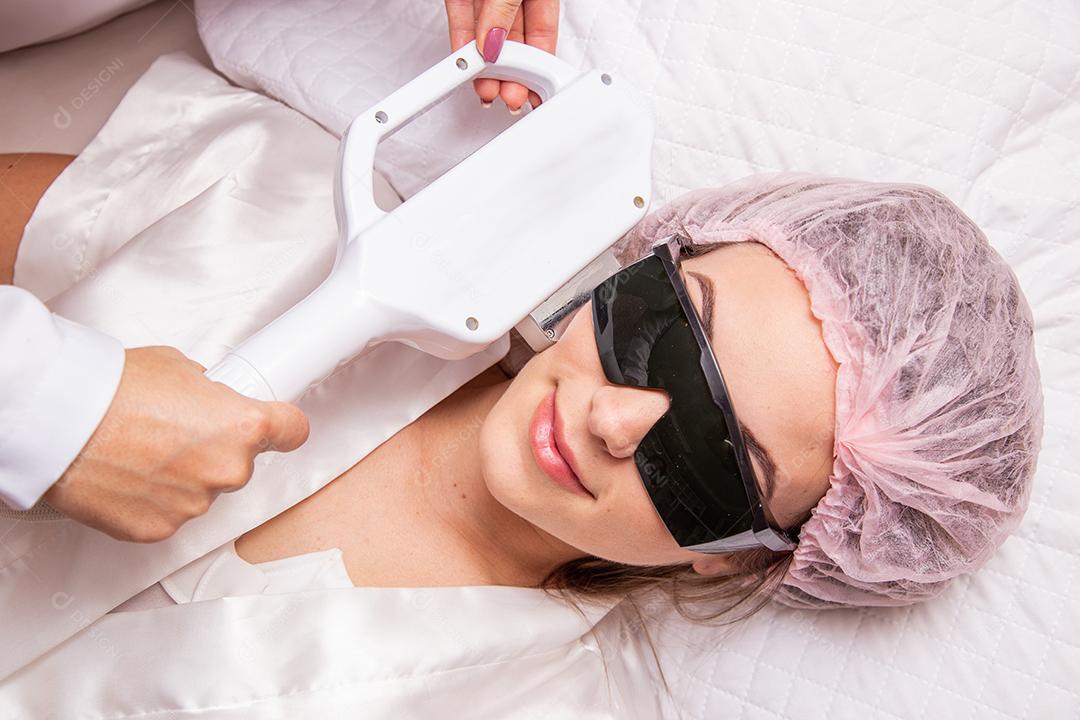 Mulher no spa fazendo terapia de luz led