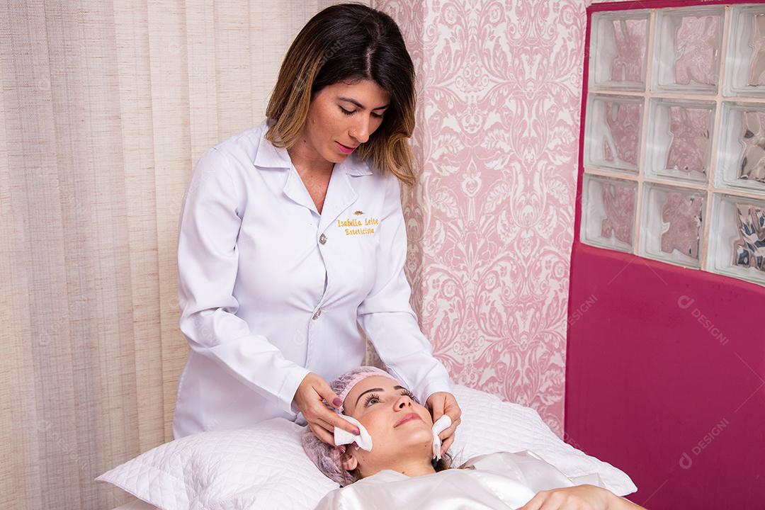 Jovem com sobrancelhas grossas e pele perfeita