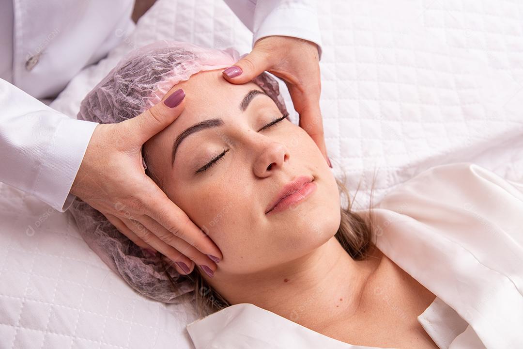 Jovem com sobrancelhas grossas e pele perfeita