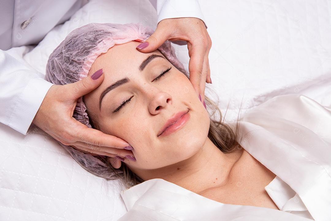 Jovem com sobrancelhas grossas e pele perfeita