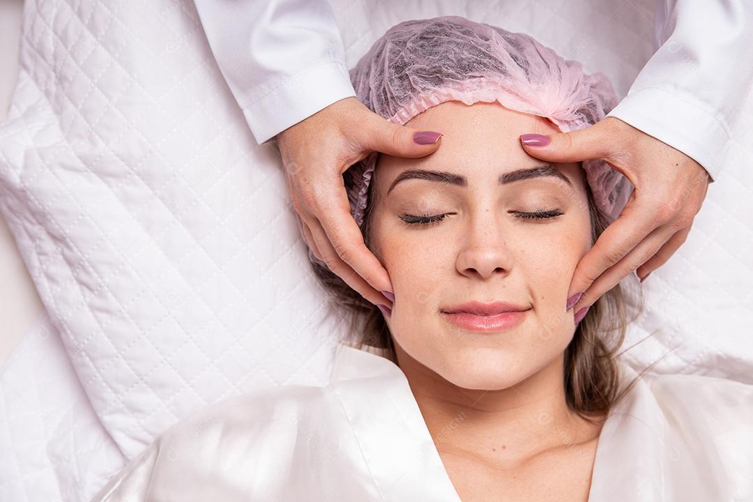 Jovem com sobrancelhas grossas e pele perfeita