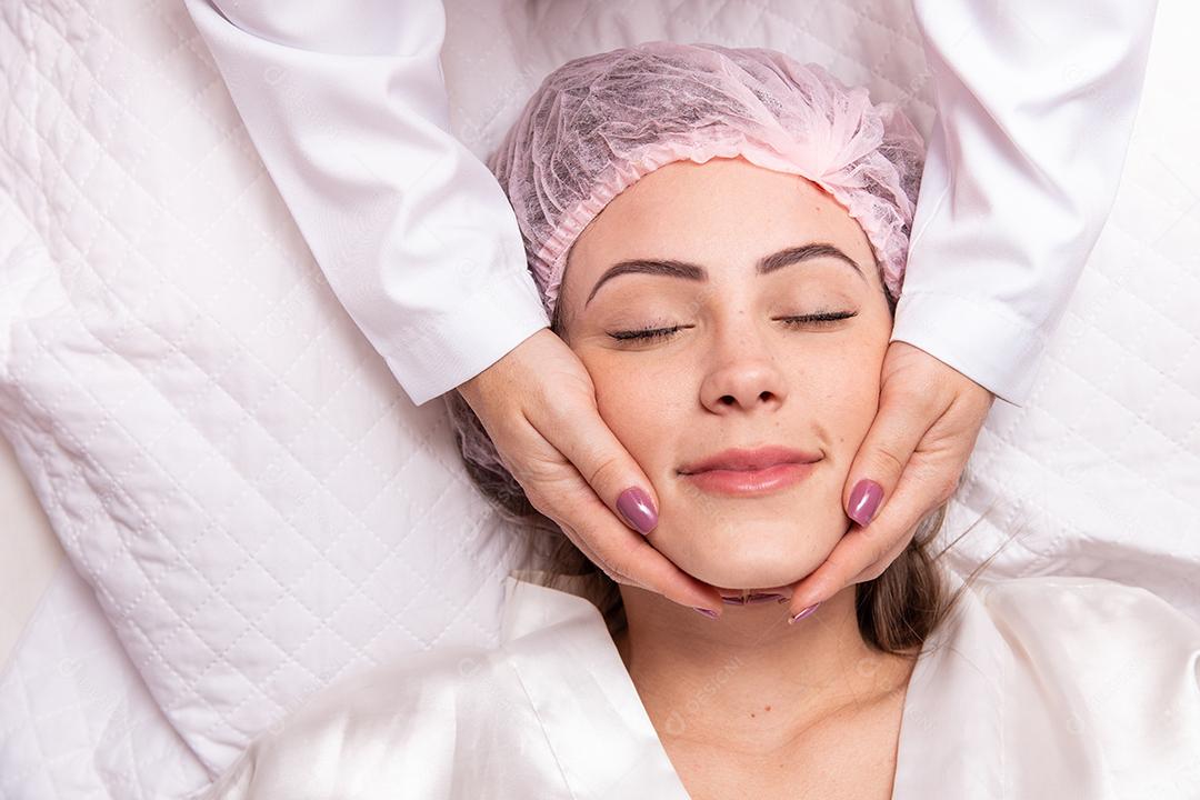 Jovem com sobrancelhas grossas e pele perfeita