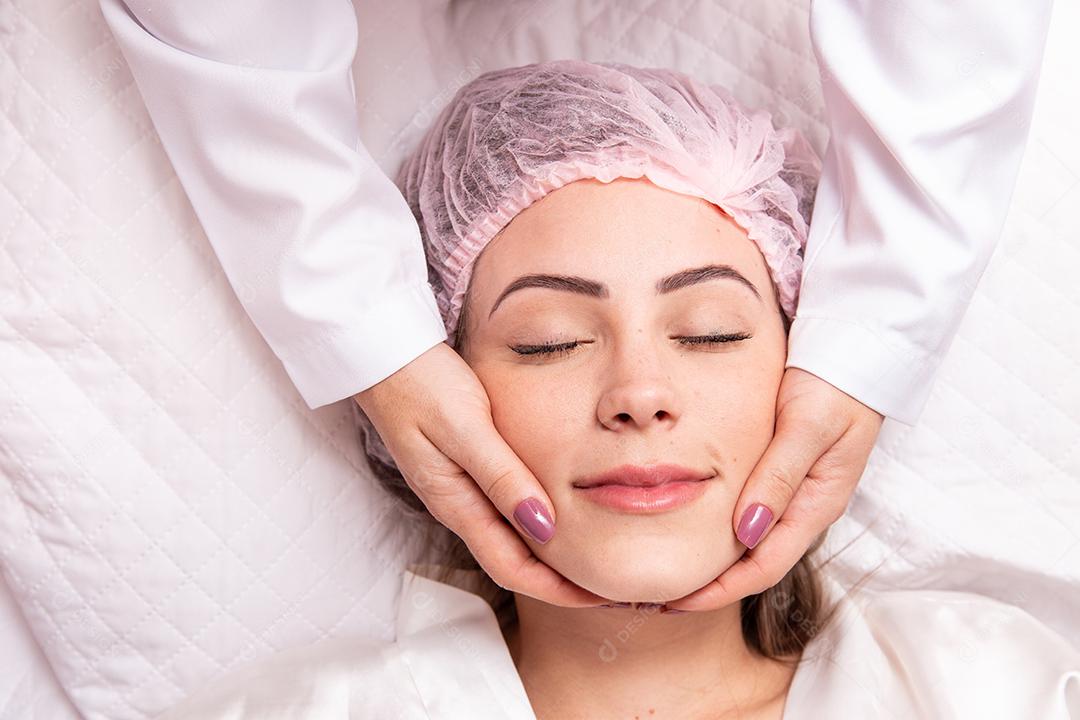 Jovem com sobrancelhas grossas e pele perfeita