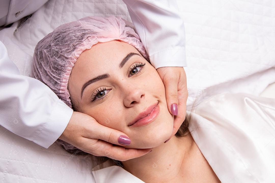 Jovem com sobrancelhas grossas e pele perfeita