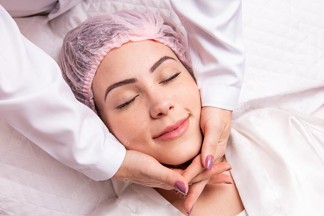 Jovem com sobrancelhas grossas e pele perfeita