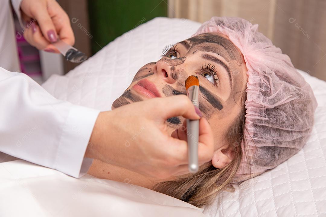 Mulher está deitada no escritório do cosmetologista